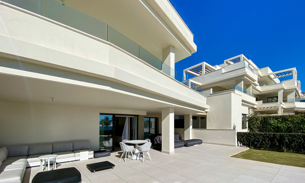 Modern tuinappartement te koop met zeezicht in een luxueus strandcomplex op de New Golden Mile, Marbella - Estepona 63414