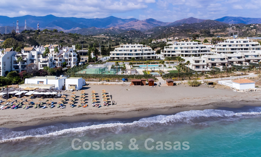 Modern tuinappartement te koop met zeezicht in een luxueus strandcomplex op de New Golden Mile, Marbella - Estepona 63420