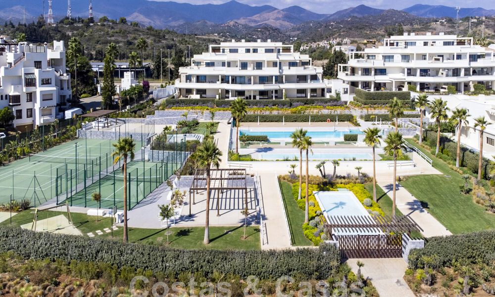 Modern tuinappartement te koop met zeezicht in een luxueus strandcomplex op de New Golden Mile, Marbella - Estepona 63421