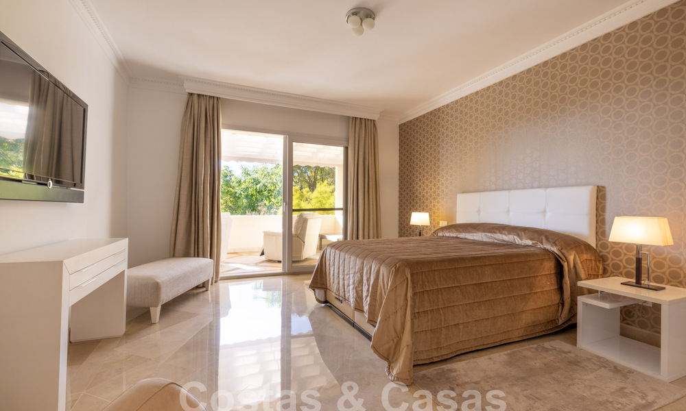 Ruim, luxe appartement, gelegen in een exclusieve gated community aan de golfbaan te koop in Nueva Andalucia, Marbella 63194
