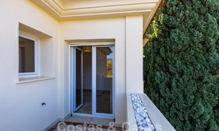 Ruim, luxe appartement, gelegen in een exclusieve gated community aan de golfbaan te koop in Nueva Andalucia, Marbella 63201 