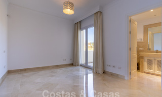 Ruim, luxe appartement, gelegen in een exclusieve gated community aan de golfbaan te koop in Nueva Andalucia, Marbella 63203 
