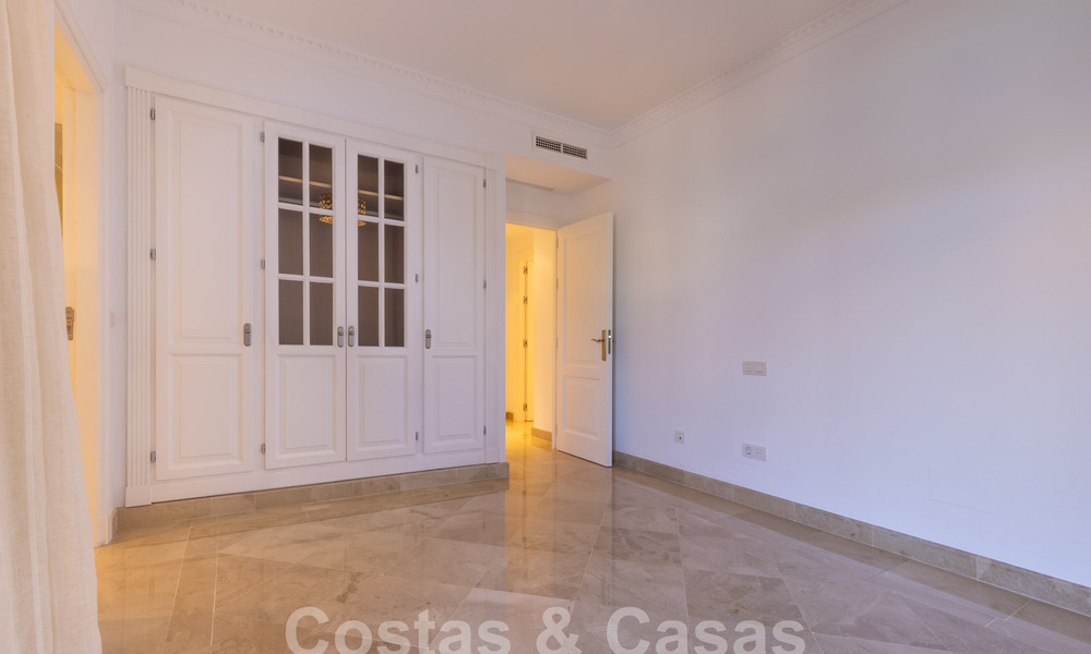 Ruim, luxe appartement, gelegen in een exclusieve gated community aan de golfbaan te koop in Nueva Andalucia, Marbella 63205