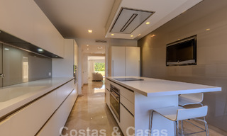 Ruim, luxe appartement, gelegen in een exclusieve gated community aan de golfbaan te koop in Nueva Andalucia, Marbella 63221 