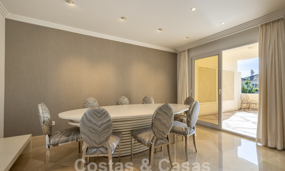 Ruim, luxe appartement, gelegen in een exclusieve gated community aan de golfbaan te koop in Nueva Andalucia, Marbella 63225