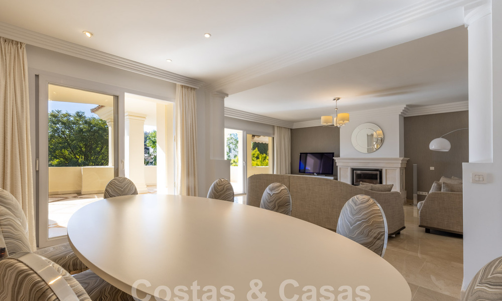 Ruim, luxe appartement, gelegen in een exclusieve gated community aan de golfbaan te koop in Nueva Andalucia, Marbella 63226