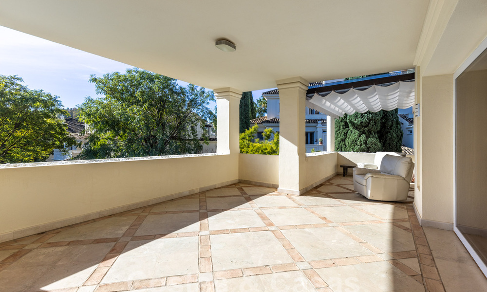 Ruim, luxe appartement, gelegen in een exclusieve gated community aan de golfbaan te koop in Nueva Andalucia, Marbella 63236