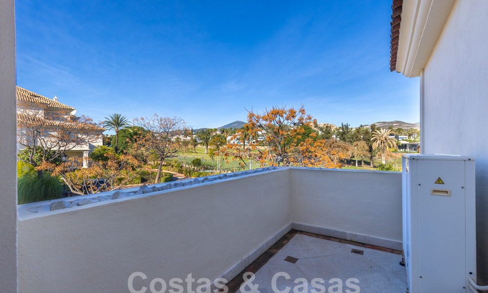 Ruim, luxe appartement, gelegen in een exclusieve gated community aan de golfbaan te koop in Nueva Andalucia, Marbella 63244