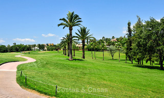 Ruim, luxe appartement, gelegen in een exclusieve gated community aan de golfbaan te koop in Nueva Andalucia, Marbella 63246 