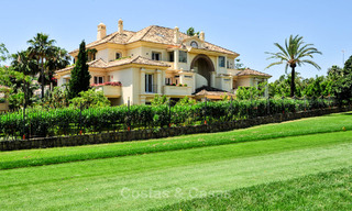 Ruim, luxe appartement, gelegen in een exclusieve gated community aan de golfbaan te koop in Nueva Andalucia, Marbella 63247 