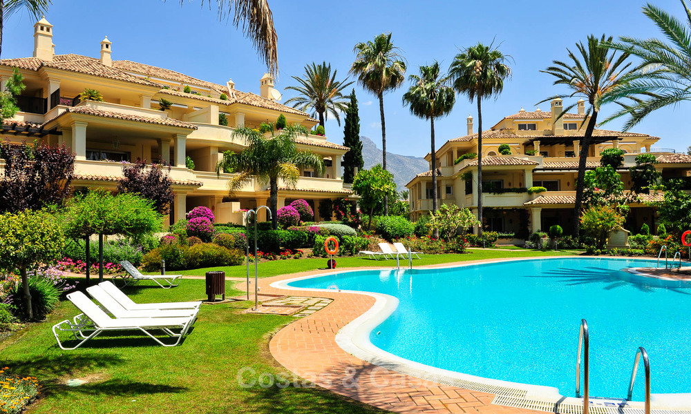 Ruim, luxe appartement, gelegen in een exclusieve gated community aan de golfbaan te koop in Nueva Andalucia, Marbella 63258