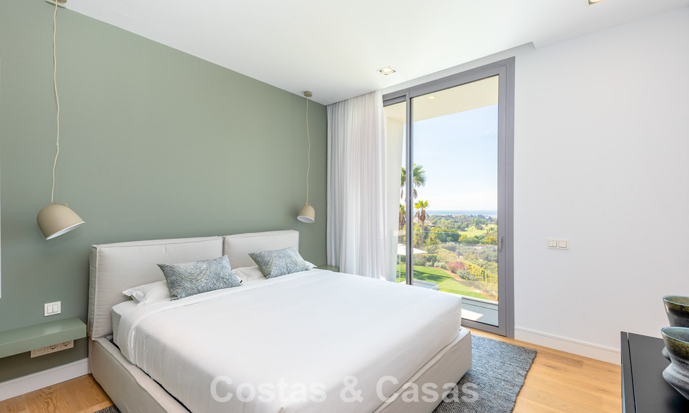 Modernistische villa met strak design en schitterend zeezicht te koop in een gated golf community in Oost Marbella 63583