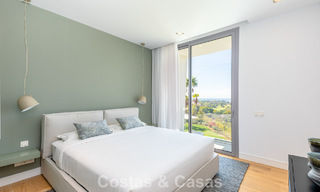 Modernistische villa met strak design en schitterend zeezicht te koop in een gated golf community in Oost Marbella 63583 