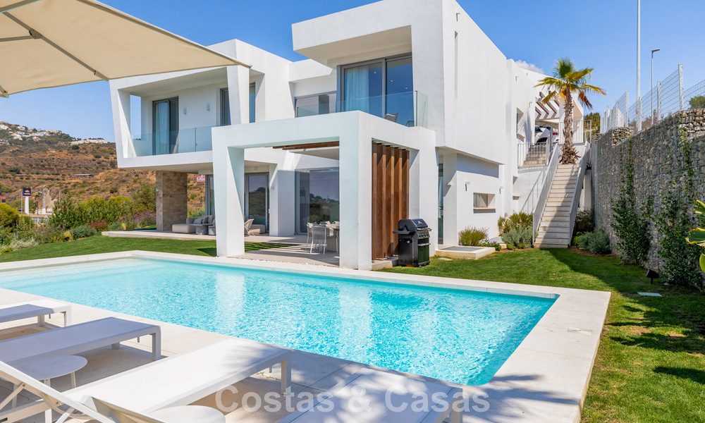 Modernistische villa met strak design en schitterend zeezicht te koop in een gated golf community in Oost Marbella 63596
