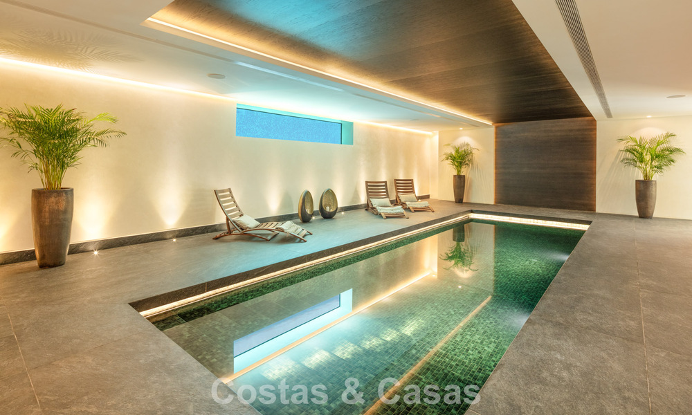 Royale luxe villa te koop met zeezicht en 5-sterrenvoorzieningen op de Golden Mile van Marbella 63677