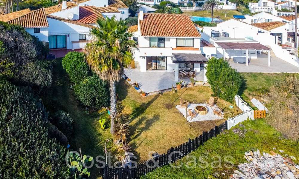 Mediterrane strandvilla te koop op eerstelijnsstrand nabij het centrum van Estepona 64062