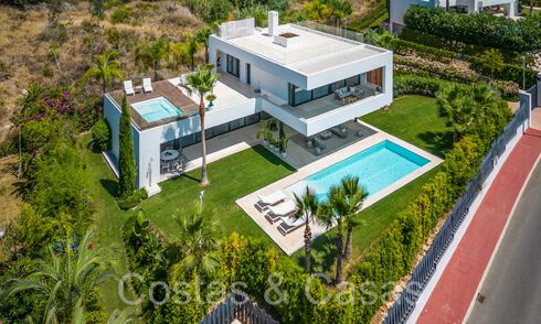 Superieure luxevilla met moderne bouwstijl te koop op een steenworp van de golfbanen van Nueva Andalucia’s golfvallei, Marbella 64175