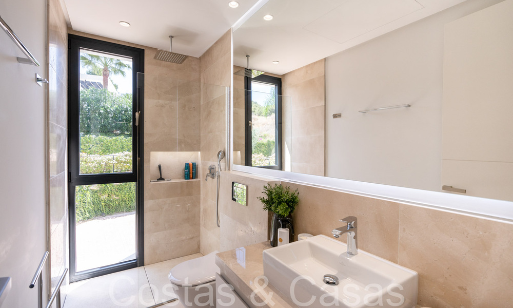 Superieure luxevilla met moderne bouwstijl te koop op een steenworp van de golfbanen van Nueva Andalucia’s golfvallei, Marbella 64191