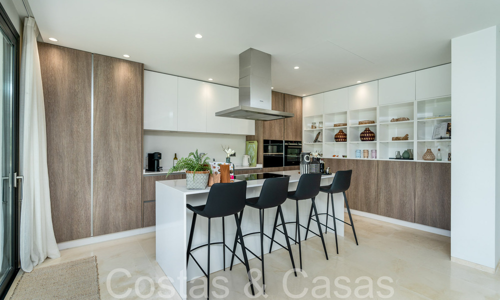 Superieure luxevilla met moderne bouwstijl te koop op een steenworp van de golfbanen van Nueva Andalucia’s golfvallei, Marbella 64195