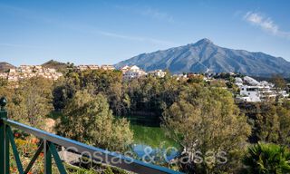 Verfijnd luxe appartement met meer-, berg- en zeezicht te koop in Nueva Andalucia, Marbella 64465 