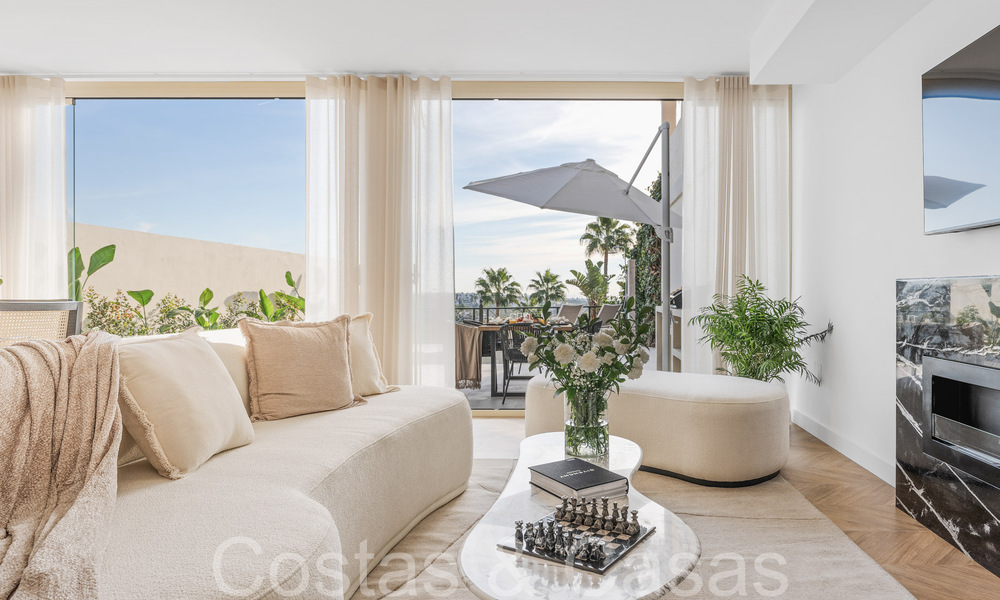 Verfijnd luxe appartement met meer-, berg- en zeezicht te koop in Nueva Andalucia, Marbella 64482