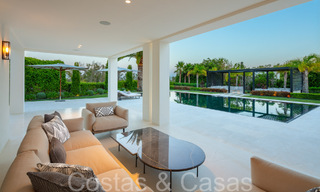 Oogstrelende luxevilla met modern- Mediterrane bouwstijl te koop, eerstelijnsgolf in Nueva Andalucia, Marbella 64522 