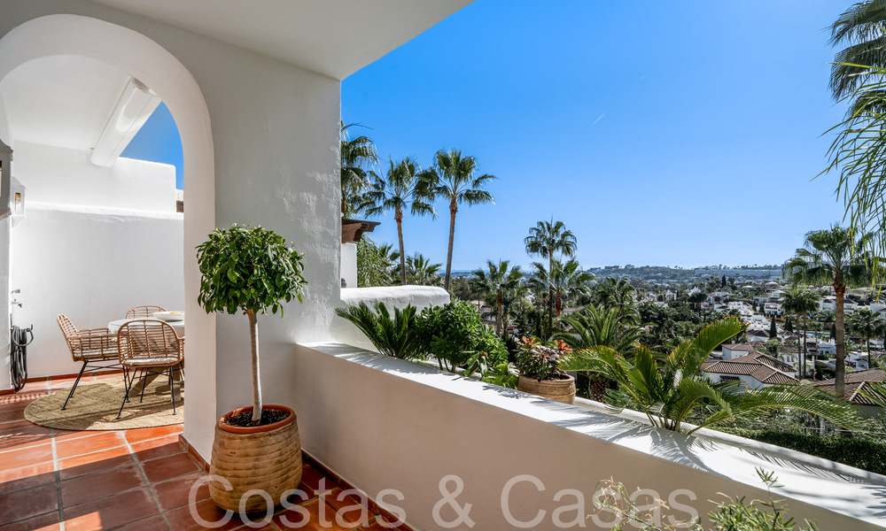 Charmant appartement te koop met panoramisch uitzicht op de vallei en zee in Nueva Andalucia, Marbella 64600