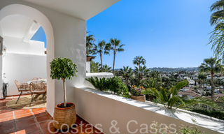 Charmant appartement te koop met panoramisch uitzicht op de vallei en zee in Nueva Andalucia, Marbella 64600 