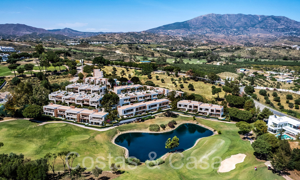 Nieuw project met moderne luxewoningen te koop grenzend aan de golfbaan in Mijas, Costa del Sol 64610