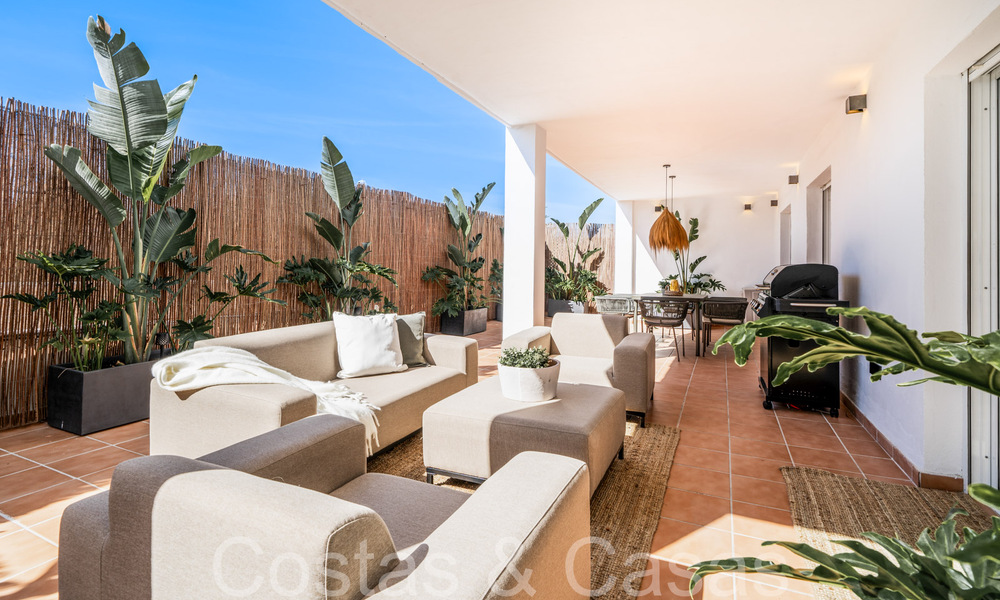 Stijlvol gerenoveerde appartement te koop in gated community in Nueva Andalucia, Marbella 65420