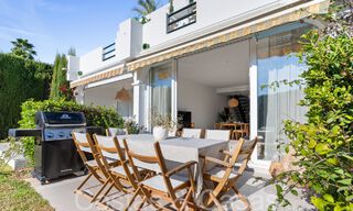 Recent gerenoveerde rijwoning in een gated complex te koop, grenzend aan de golfbaan in Nueva Andalucia, Marbella 65225 