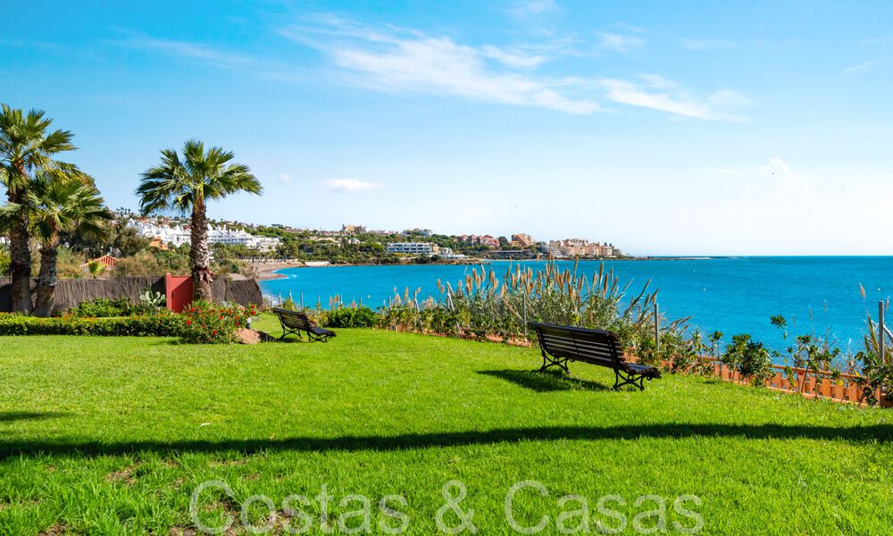 Trendy strandwoning te koop met schitterend zeezicht in een eerstelijnsstrand complex dicht bij Estepona stad 65385