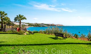 Trendy strandwoning te koop met schitterend zeezicht in een eerstelijnsstrand complex dicht bij Estepona stad 65385 