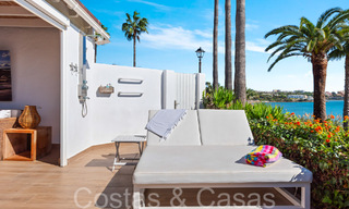 Trendy strandwoning te koop met schitterend zeezicht in een eerstelijnsstrand complex dicht bij Estepona stad 65390 