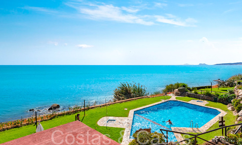 Trendy strandwoning te koop met schitterend zeezicht in een eerstelijnsstrand complex dicht bij Estepona stad 65401