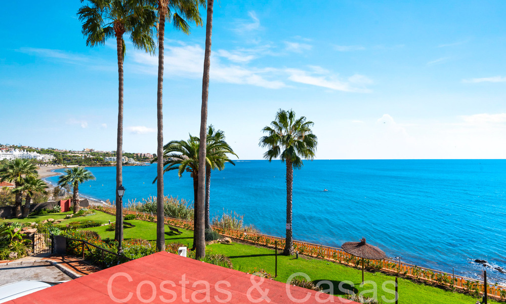 Trendy strandwoning te koop met schitterend zeezicht in een eerstelijnsstrand complex dicht bij Estepona stad 65402