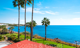 Trendy strandwoning te koop met schitterend zeezicht in een eerstelijnsstrand complex dicht bij Estepona stad 65402 
