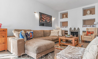 Trendy strandwoning te koop met schitterend zeezicht in een eerstelijnsstrand complex dicht bij Estepona stad 65403 