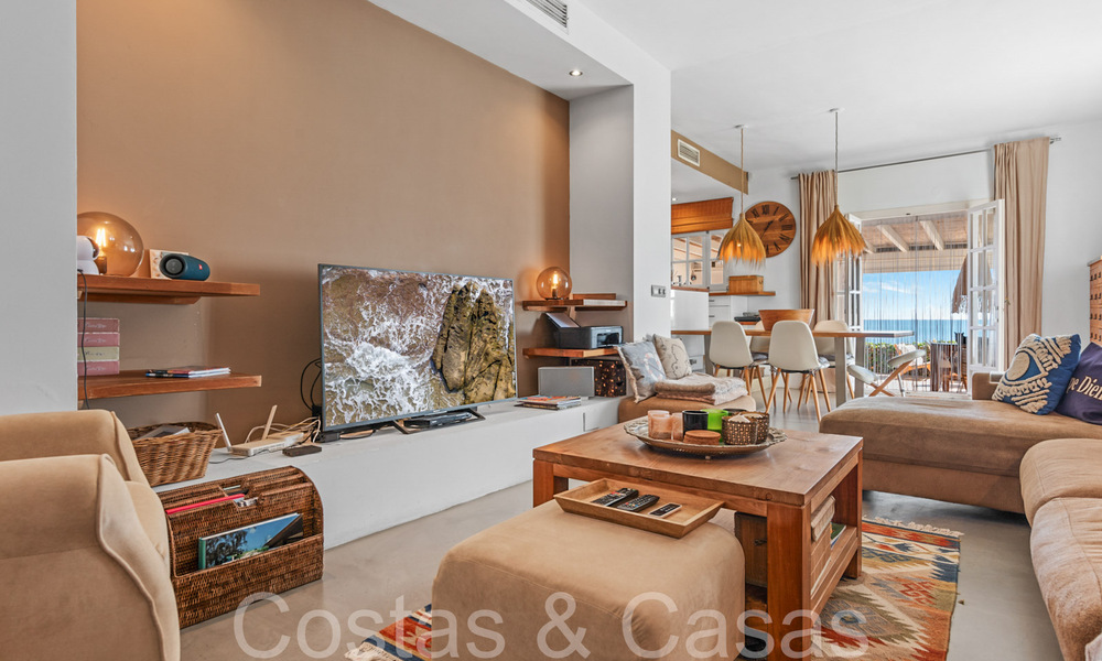 Trendy strandwoning te koop met schitterend zeezicht in een eerstelijnsstrand complex dicht bij Estepona stad 65404