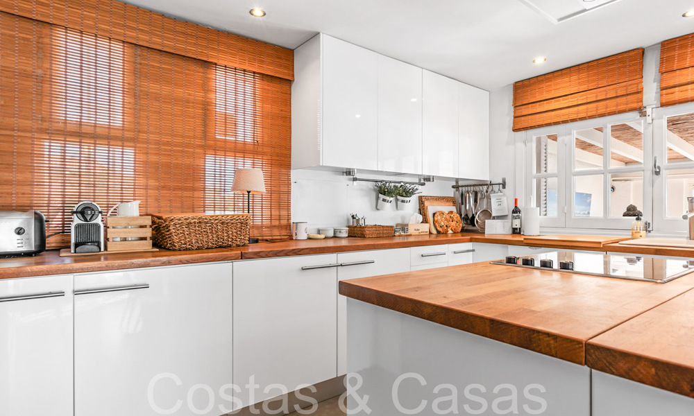 Trendy strandwoning te koop met schitterend zeezicht in een eerstelijnsstrand complex dicht bij Estepona stad 65406