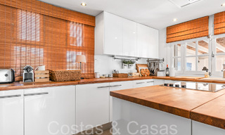 Trendy strandwoning te koop met schitterend zeezicht in een eerstelijnsstrand complex dicht bij Estepona stad 65406 