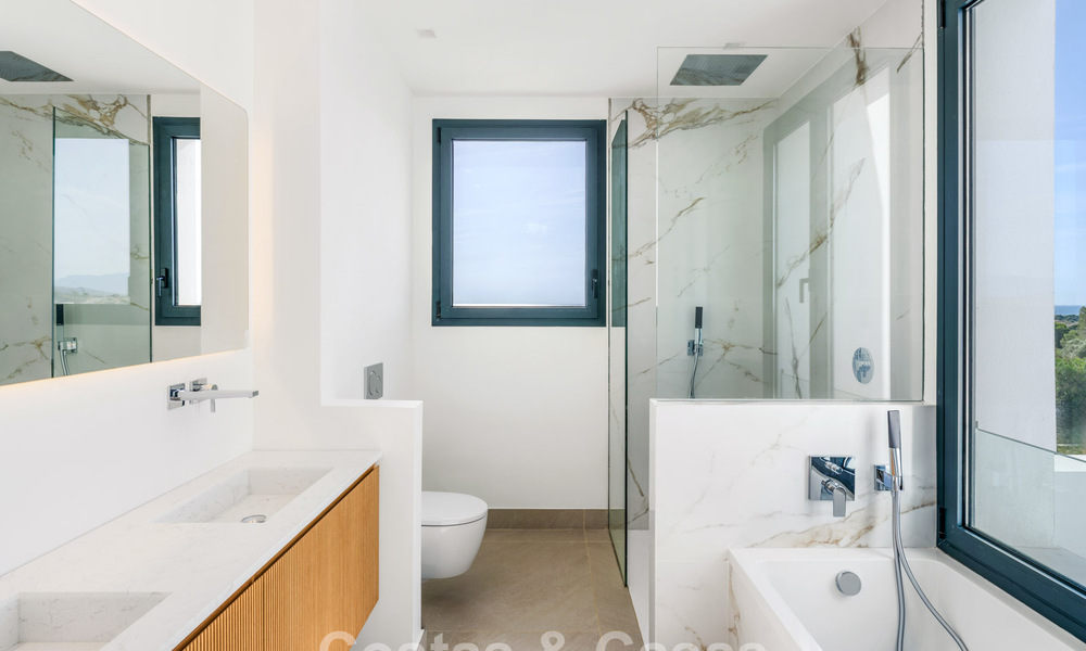 Nieuwe, moderne, vrijstaande luxevilla’s te koop grenzend aan de golfbaan in Estepona 800221