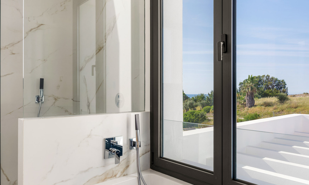 Nieuwe, moderne, vrijstaande luxevilla’s te koop grenzend aan de golfbaan in Estepona 800224