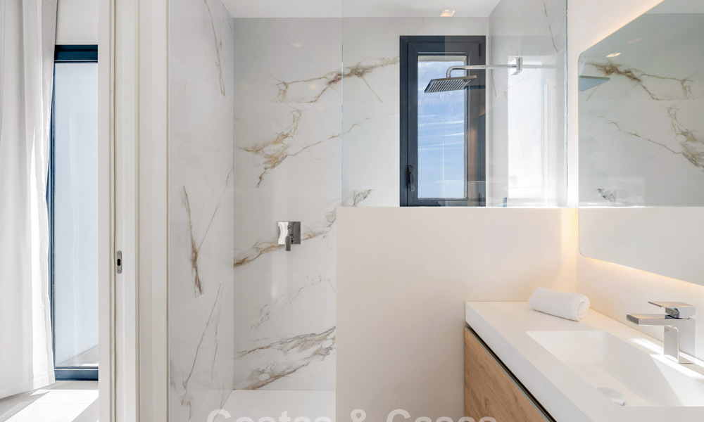 Nieuwe, moderne, vrijstaande luxevilla’s te koop grenzend aan de golfbaan in Estepona 800226