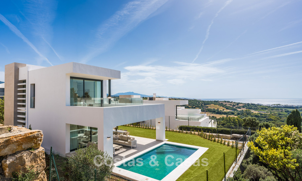 Nieuwe, moderne, vrijstaande luxevilla’s te koop grenzend aan de golfbaan in Estepona 800235