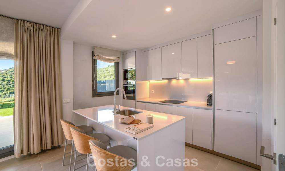 Nieuwbouwappartementen met avant-gardist ontwerp te koop, frontlijn golf in Casares, Costa del Sol 798998