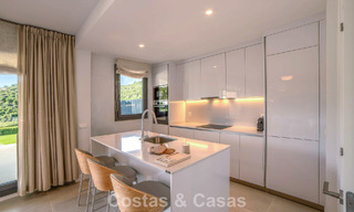 Nieuwbouwappartementen met avant-gardist ontwerp te koop, frontlijn golf in Casares, Costa del Sol 798998 