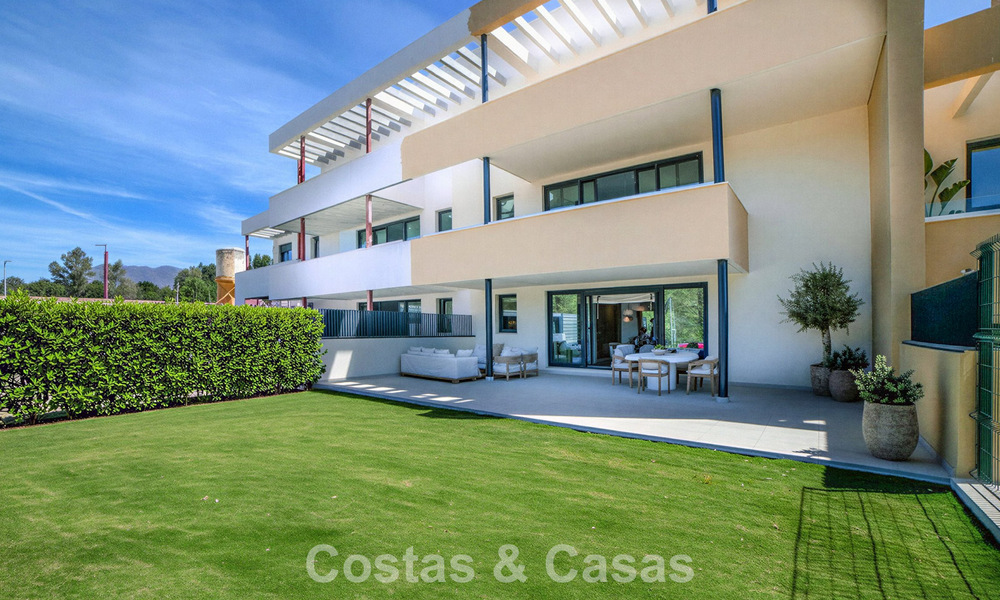 Nieuwbouwappartementen met avant-gardist ontwerp te koop, frontlijn golf in Casares, Costa del Sol 798999