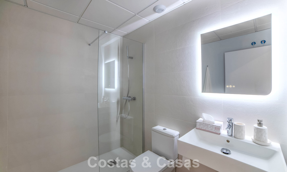 Nieuwbouwappartementen met avant-gardist ontwerp te koop, frontlijn golf in Casares, Costa del Sol 799001
