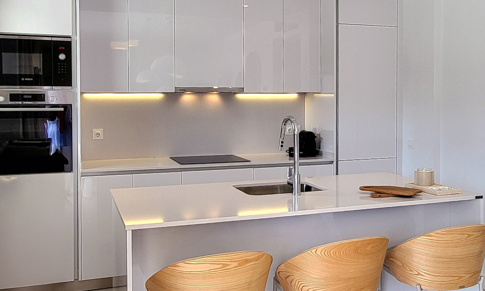 Nieuwbouwappartementen met avant-gardist ontwerp te koop, frontlijn golf in Casares, Costa del Sol 799010